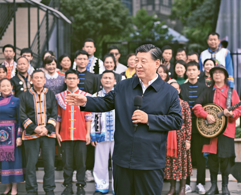 2023年12月14日至15日,中共中央總書記、國家主席、中央軍委主席習近平在廣西考察。這是14日上午,習近平在南寧市良慶區(qū)蟠龍社區(qū)考察時,同社區(qū)各族群眾親切交流。 新華社記者 燕雁/攝