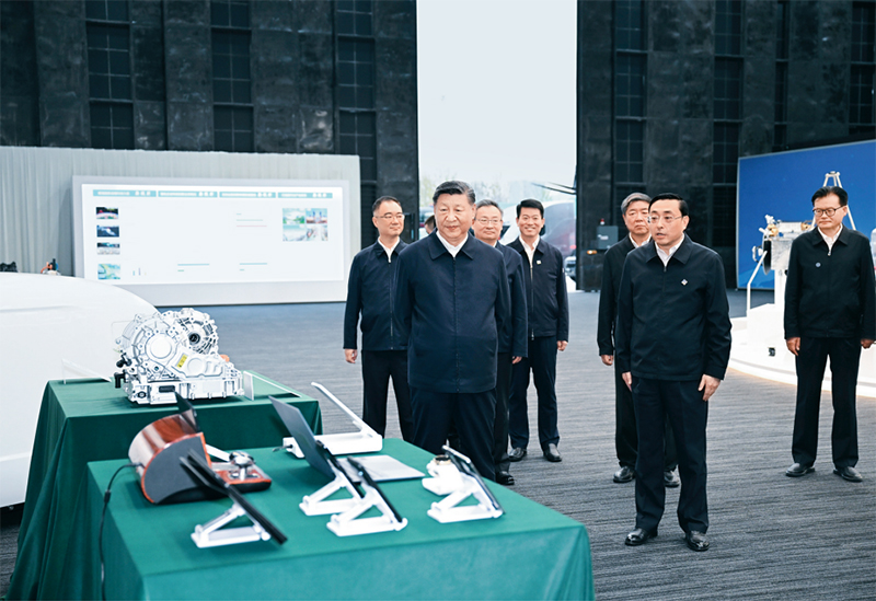 2024年10月17日至18日,中共中央總書記、國家主席、中央軍委主席習近平在安徽考察。這是17日下午,習近平在合肥濱湖科學城察看安徽省重大科技創(chuàng)新成果集中展示。 新華社記者 謝環(huán)馳/攝