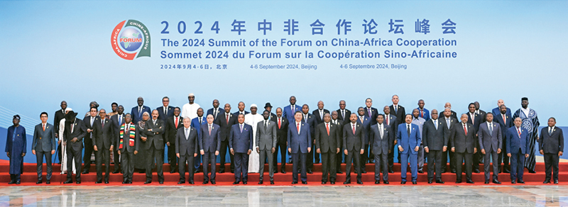 2024年9月5日上午,國家主席習近平在北京人民大會堂出席中非合作論壇北京峰會開幕式并發(fā)表主旨講話。這是開幕式前,習近平同出席峰會的外方領導人集體合影。 新華社記者 饒愛民/攝