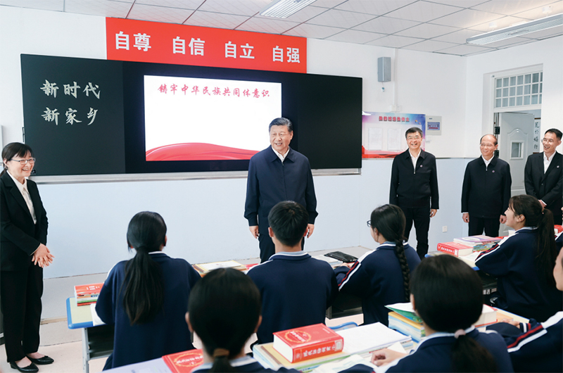 2024年6月18日至19日,中共中央總書記、國家主席、中央軍委主席習近平在青海考察。這是18日下午,習近平在果洛西寧民族中學高一(1)班觀摩“新時代、新家鄉(xiāng)”主題思政課。 新華社記者 鞠鵬/攝